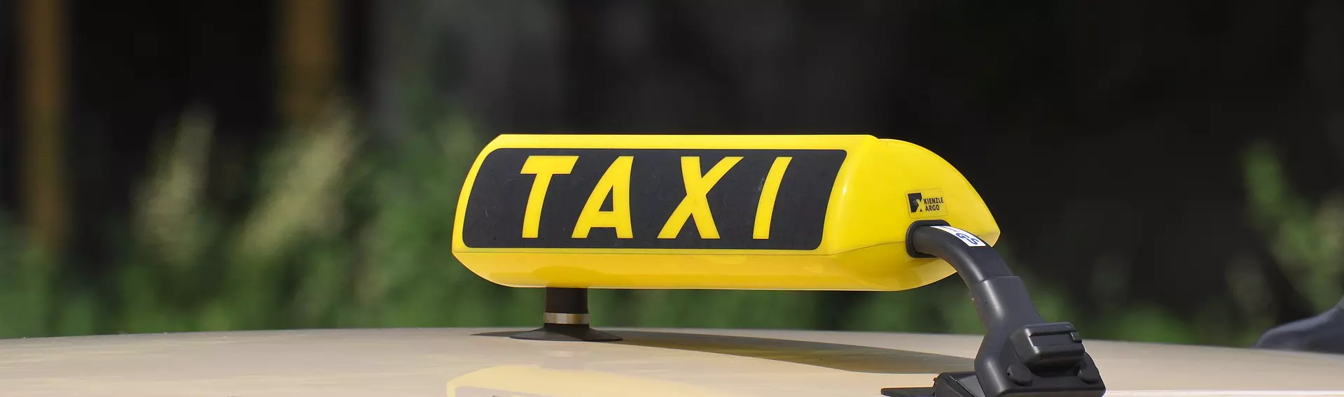 Taxi-Schild auf einem Taxi