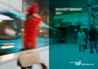 Frau mit roter Jacke und roter Mütze vor der VGF-Bahn. Im Bild zu lesen: Geschäftsbericht 2021