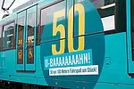 VGF-U-Bahn von der Seite mit der Zahl 50 als Teil einer Werbung