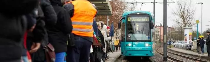 Straßenbahn Linie 16 Sonderfahrt beim Einfahren in die Haltestelle mit stehenden Menschen