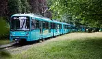 VGF-U-Bahn im Grünen bei der Fahrt