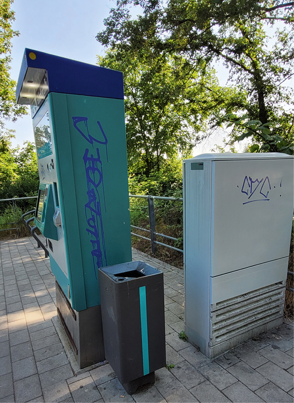 Mit Graffiti beschmierter VGF-Automat