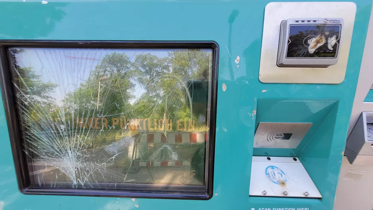 Zerbrochener Bildschirm am VGF-Automaten