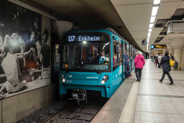 U7 Enkheim beim Einfahren, Fahrgäste steigen ein