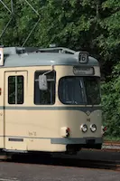 VGF-Straßenbahn Richtung Offenbach mit der Nummer 16