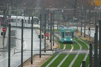 Gleisanlagen mit einer VGF-U-Bahn im Bild bei Regenwetter