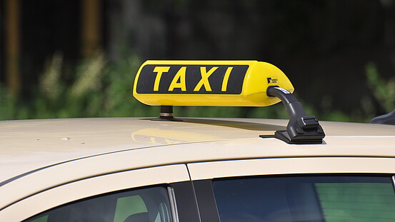 Taxi-Schild auf einem Taxi