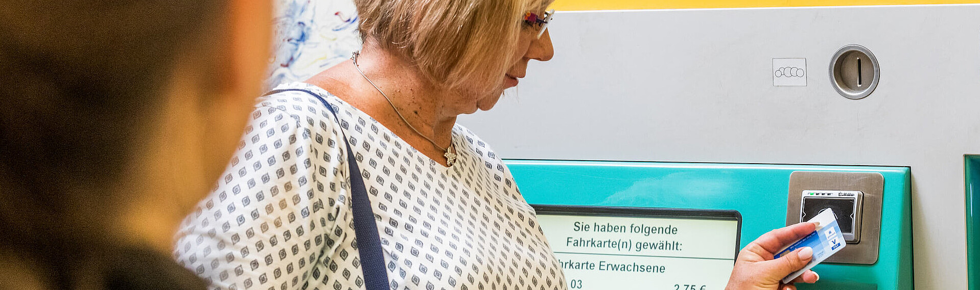 Kontaktlose Zahlung mit der Girocard an einem Fahrkartenautomaten der VGF.