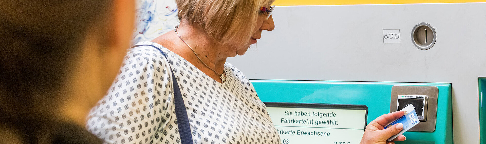 Contactless payment with the Girocard at a VGF ticket vending machine.