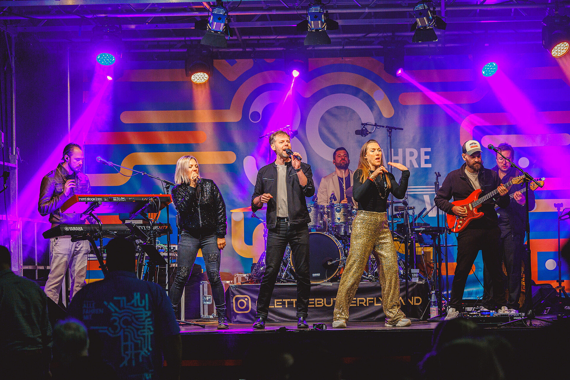 Eine Band performt auf der Bühne bei der 30 Jahre VGF-Feier