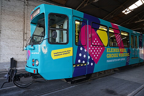 VGF-Bahn mit buntem Design aussen