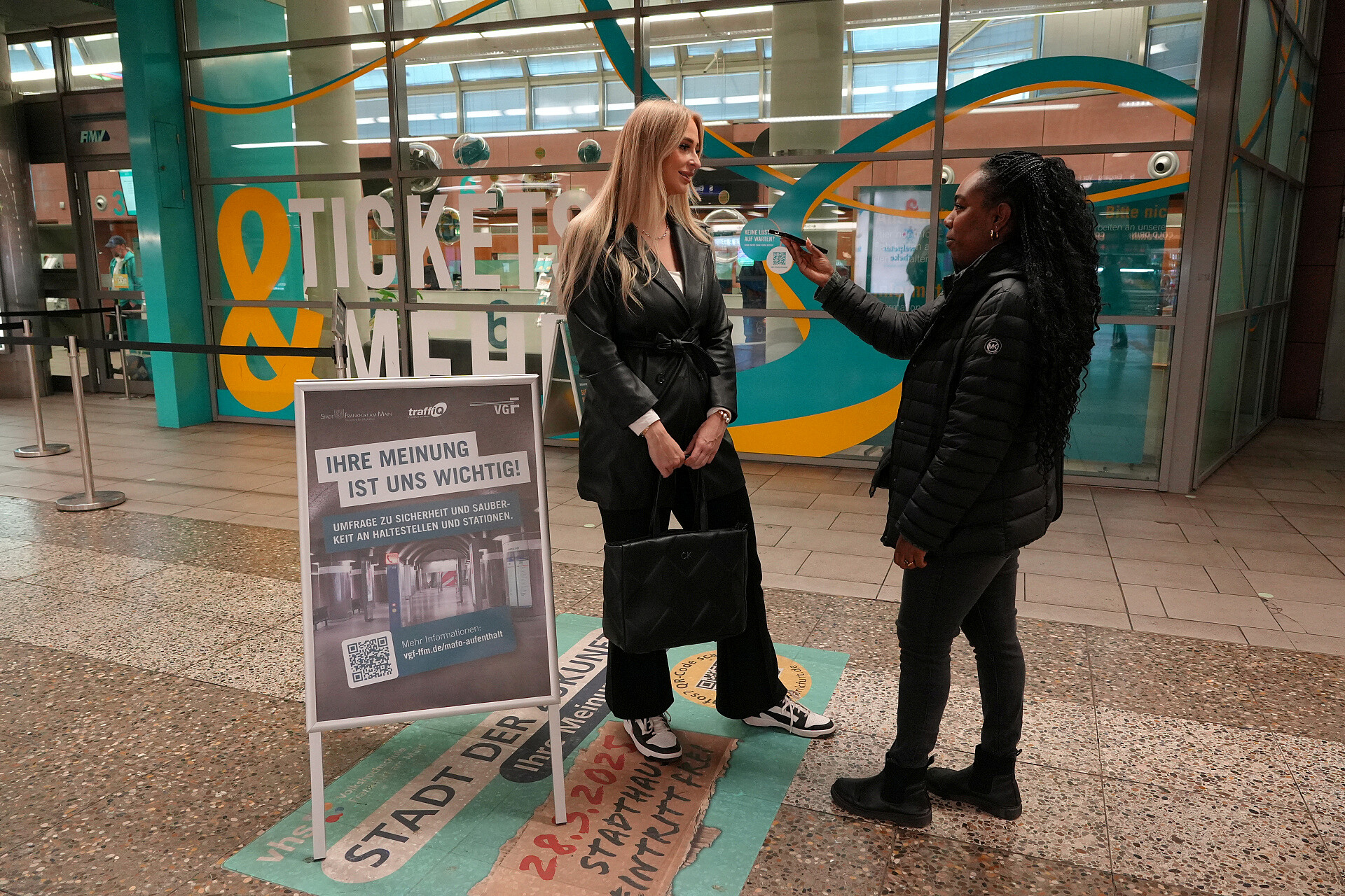 Das Bild zeigt eine Umfragesituation in einer U-Bahnstation.