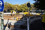 Straßenbaustelle mit Absperrpfosten und Baugeräten