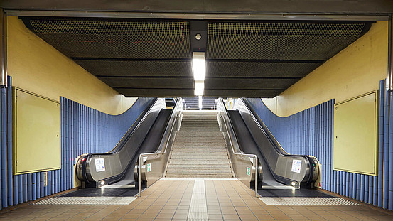 U-Bahn-Tunnel mit Rolltreppen