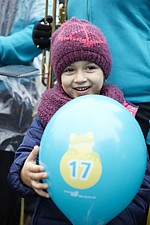 Kind mit einem VGF-Luftballon mit der Zahl 17 