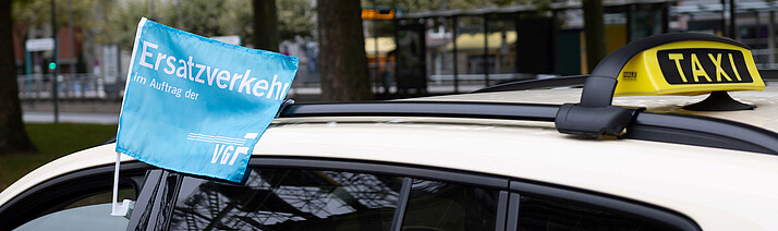 Das Bild zeigt ein Taxi mit der Fahne als Hinweis auf den Ersatzverkehr.