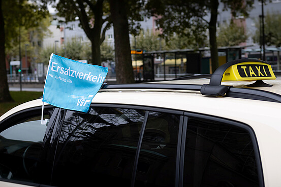 Bild eines Taxis mit dem Hinweis "Ersatzverkehr mit Taxis"