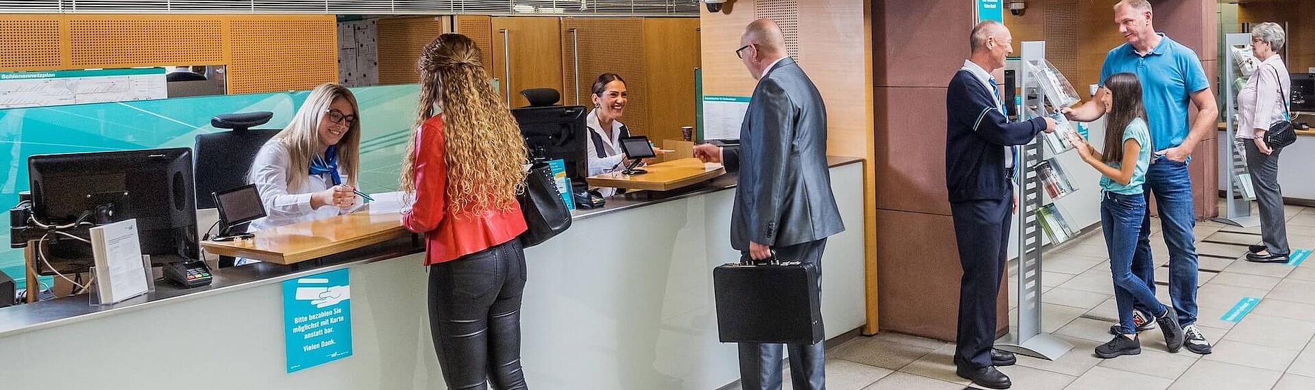 Customers are advised or wait in the VGF-Service-Center of the VGF Hauptwache.
