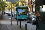 VGF-Bus am Straßenrand hinter einem parkenden Auto