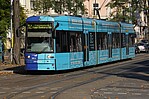 VGF-Bahn von der Seite auf der Straße beim schönen Wetter