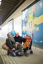 Kleine Familie an einer Haltstelle