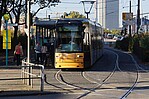 Einfahrende VGF-Bahn in Frankfurt am Main an einer Haltestelle