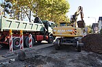 Baustelle mit Container und Bagger bei der Arbeit