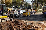 Ausgegrabene Erde einer Straße mit Baugeräten 