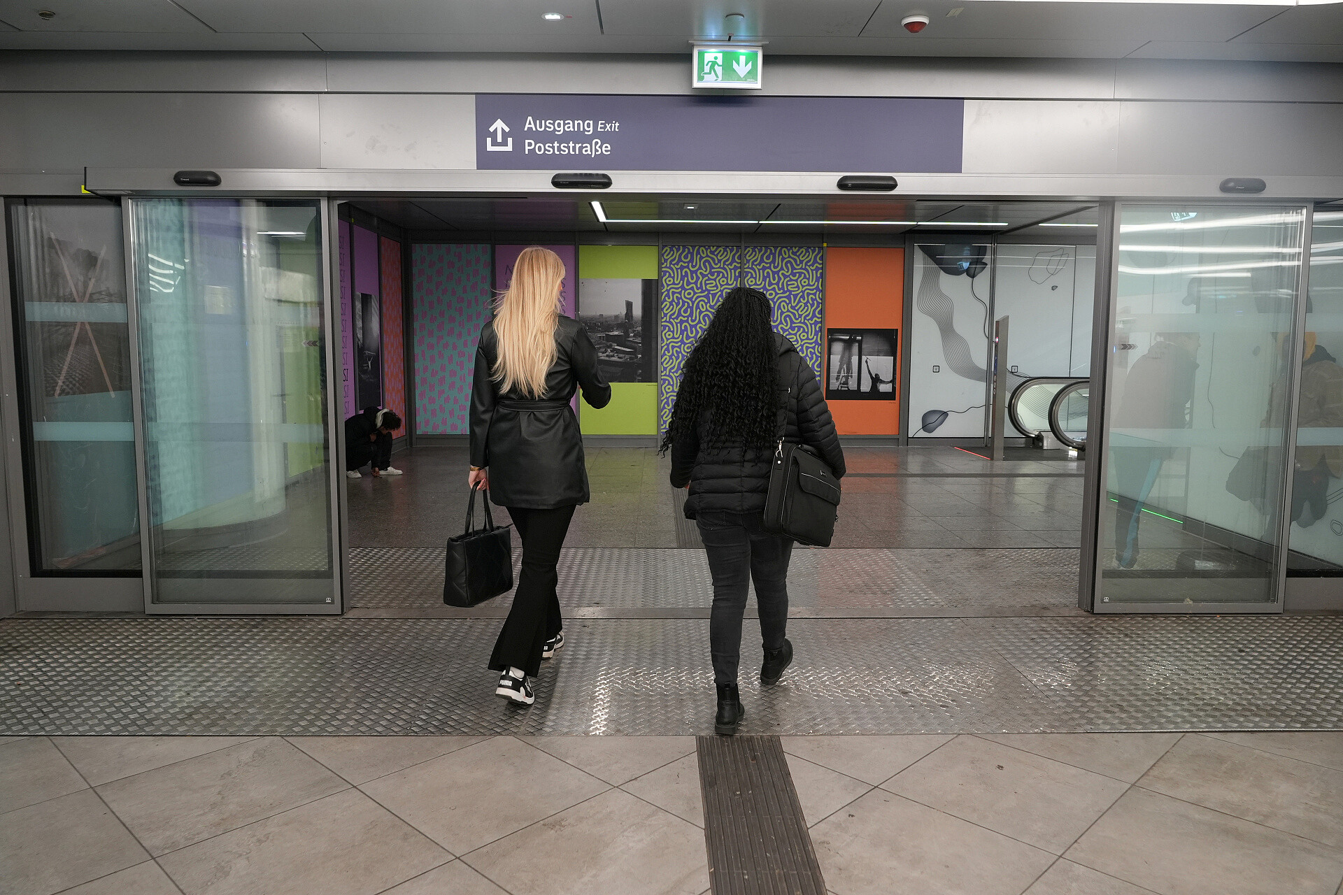 Das Bild zeigt eine Umfragesituation in einer U-Bahn.