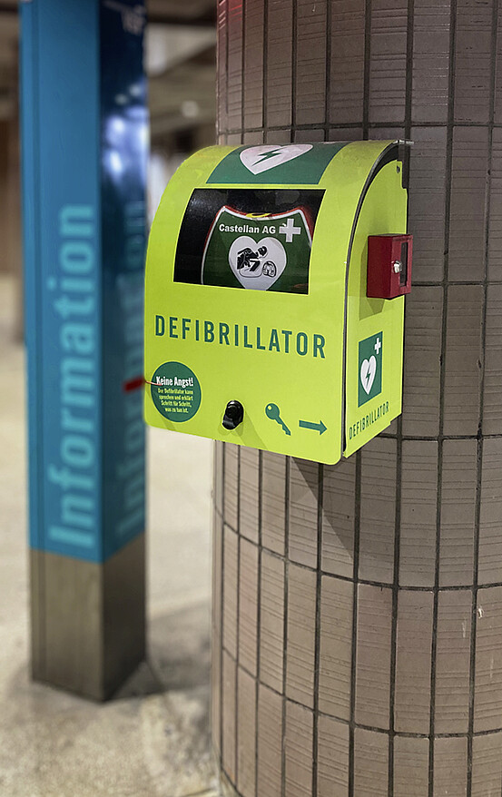 Abbildung eines Defibrillator-Kastens an einer VGF-Station