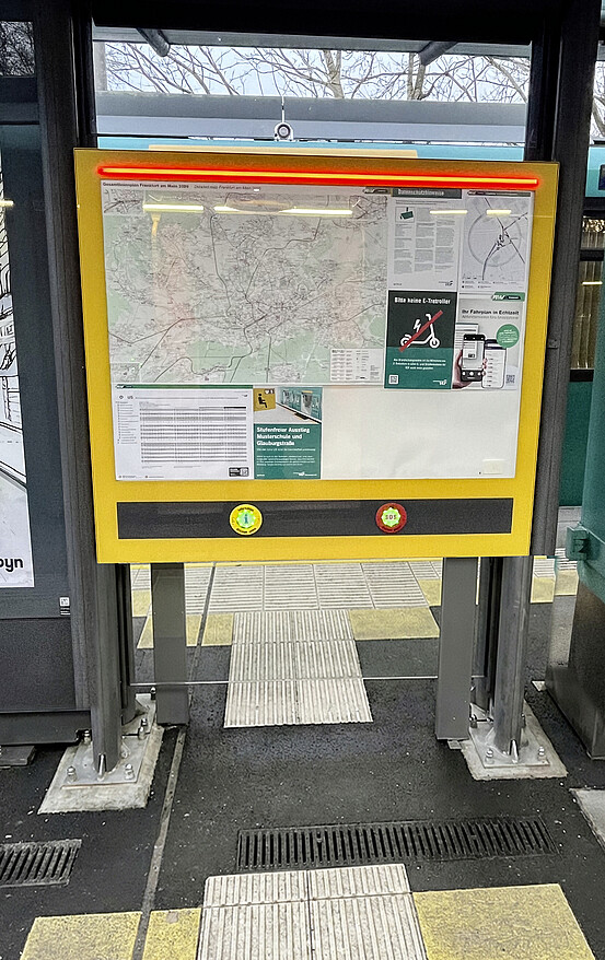 Bild einer Infovitrine an einer Haltestelle