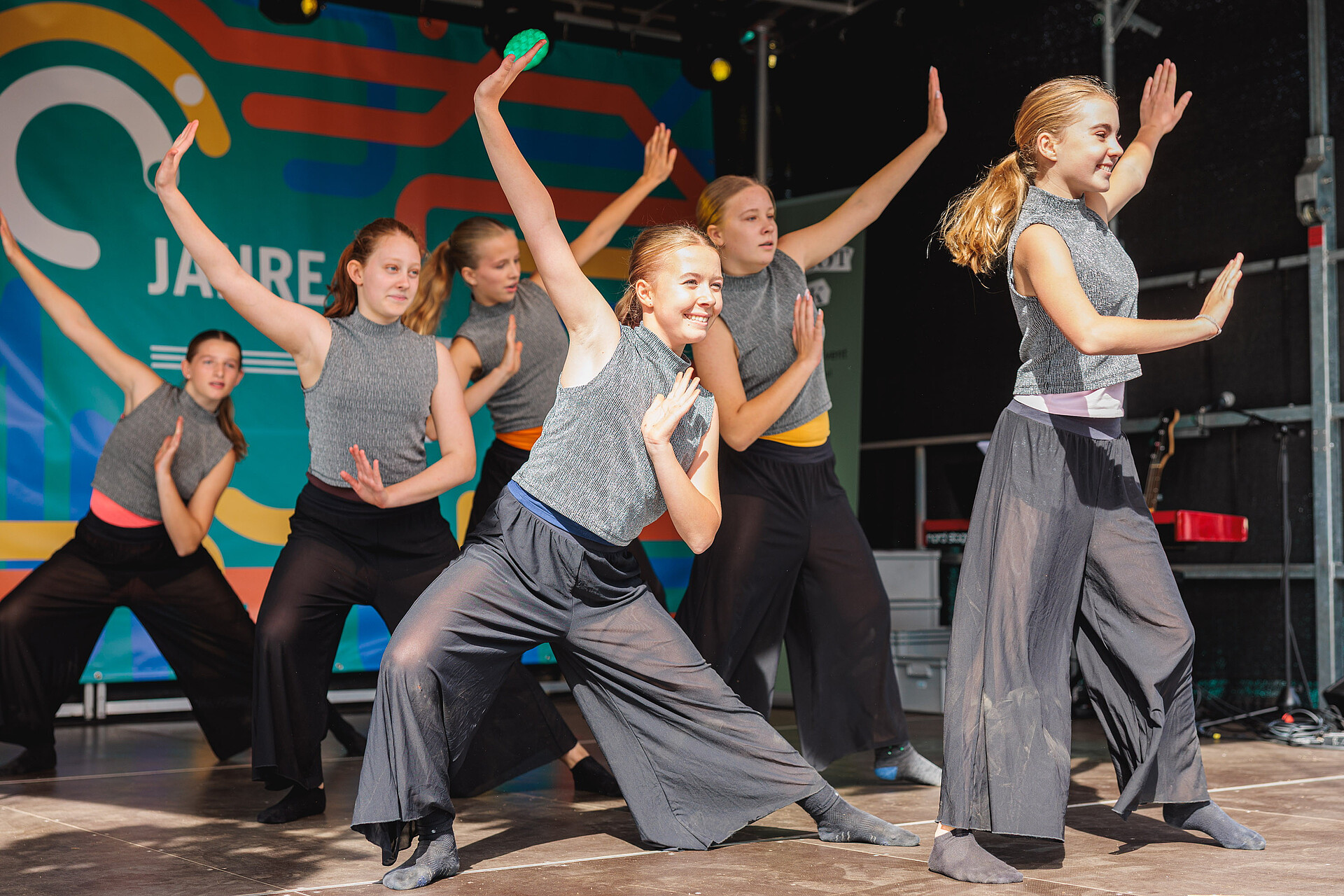 Performance einer Mädchentanzgruppe auf der Bühne bei der 30 Jahre VGF-Feier