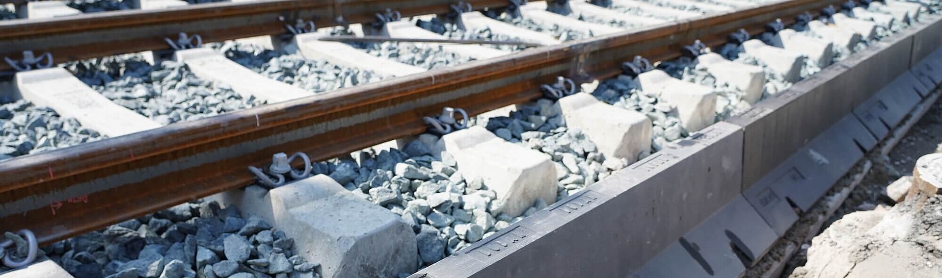Eisenbahnschienen mit Steinen dazwischen
