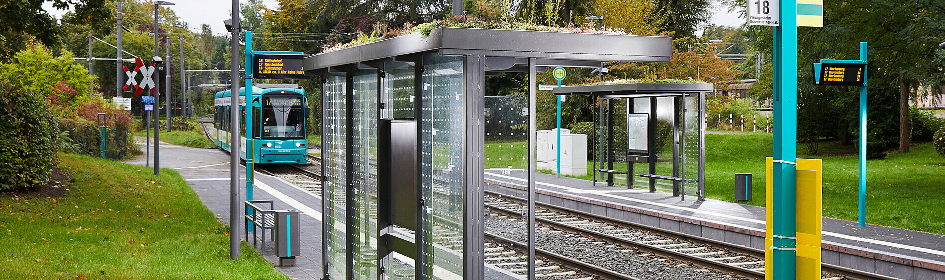 Das Bild zeigt eine einfahrende S-Bahn an der Haltestelle Gravensteiner Platz.