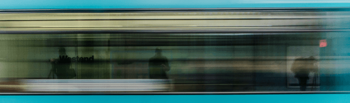 Vorbeifahrende U-Bahn mit hoher Geschwindigkeit