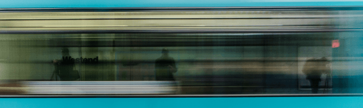 Vorbeifahrende U-Bahn mit hoher Geschwindigkeit