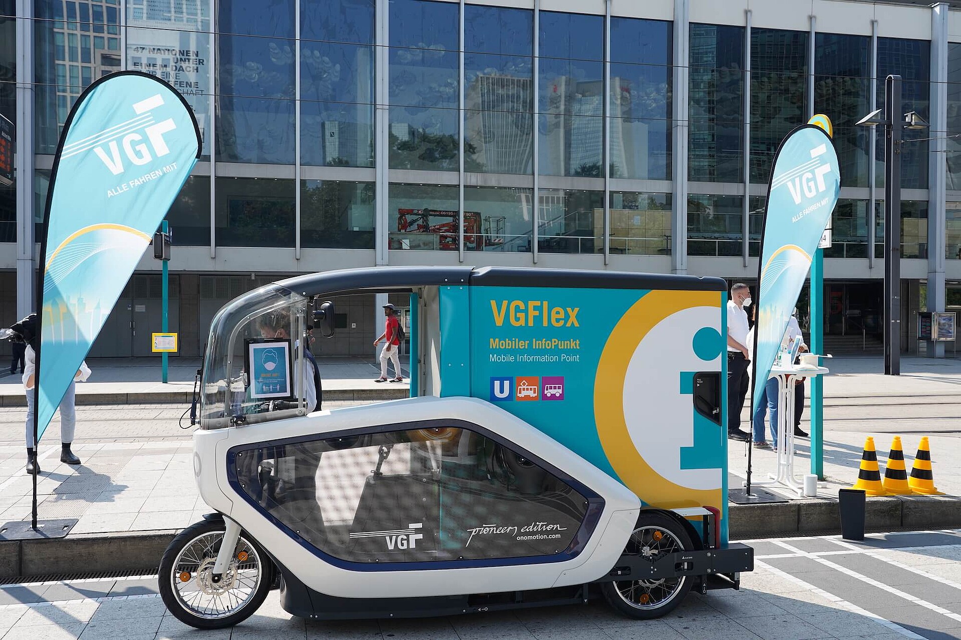Das Bild zeigt das VGFlex-Fahrzeug der VGF am Willy-Brandt-Platz.