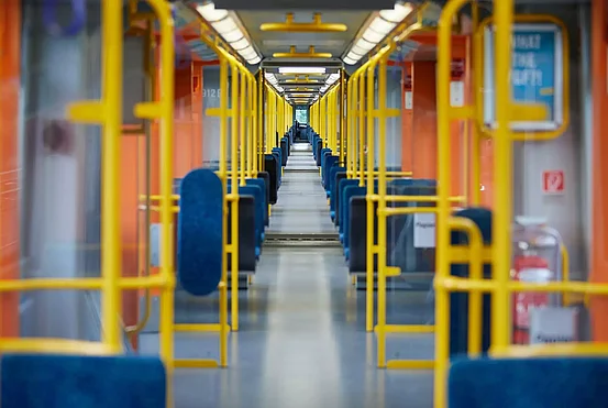 Das Bild zeigt die Innenaufnahme eines U5-Wagens