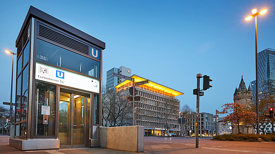 U-Bahnhaltestelle Eschersheimer Tor bei Nacht in Frankurt am Main