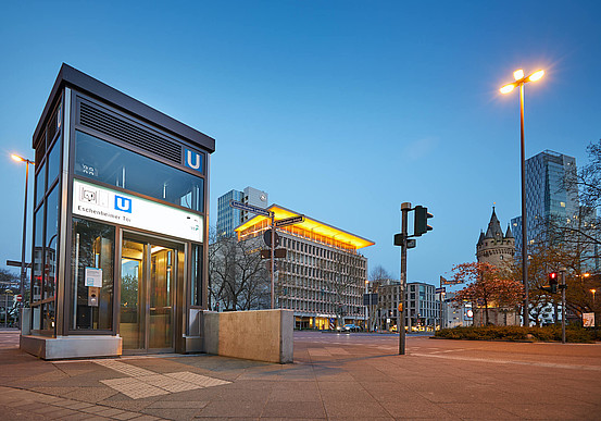 U-Bahnhaltestelle Eschersheimer Tor bei Nacht in Frankurt am Main