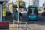 Einfahrende VGF-Bahn an einer Haltestelle in Frankfurt am Main