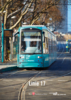 VGF-Straßenbahn Linie 17. Im Hintergrund Frankfut am Main Skyline eines Bürogebäudes