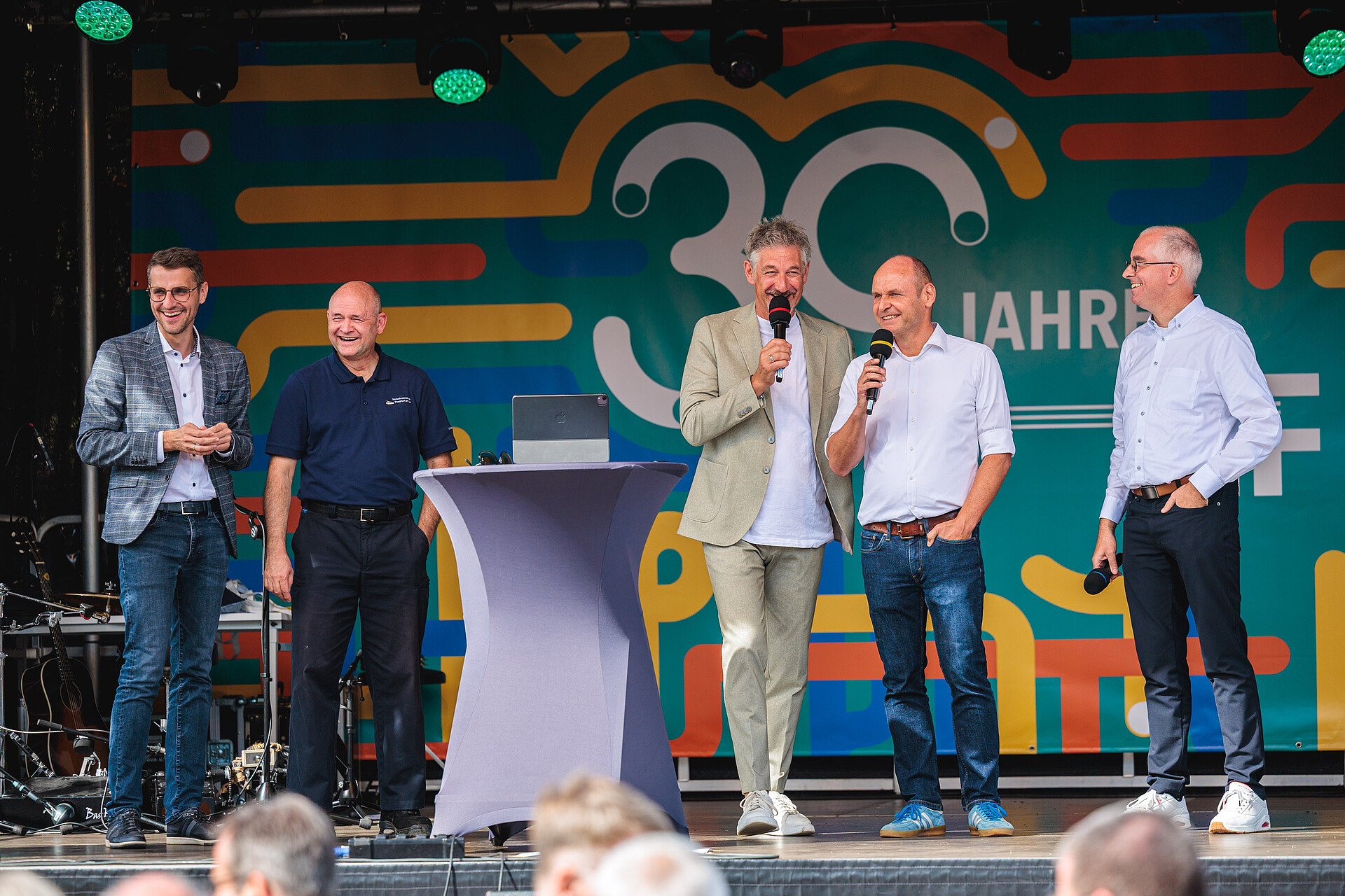 Moderation auf der Bühne bei der 30 Jahre VGF-Feier
