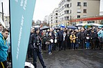 Menschenmenge mit einem VGF-Banner im Vordergrund