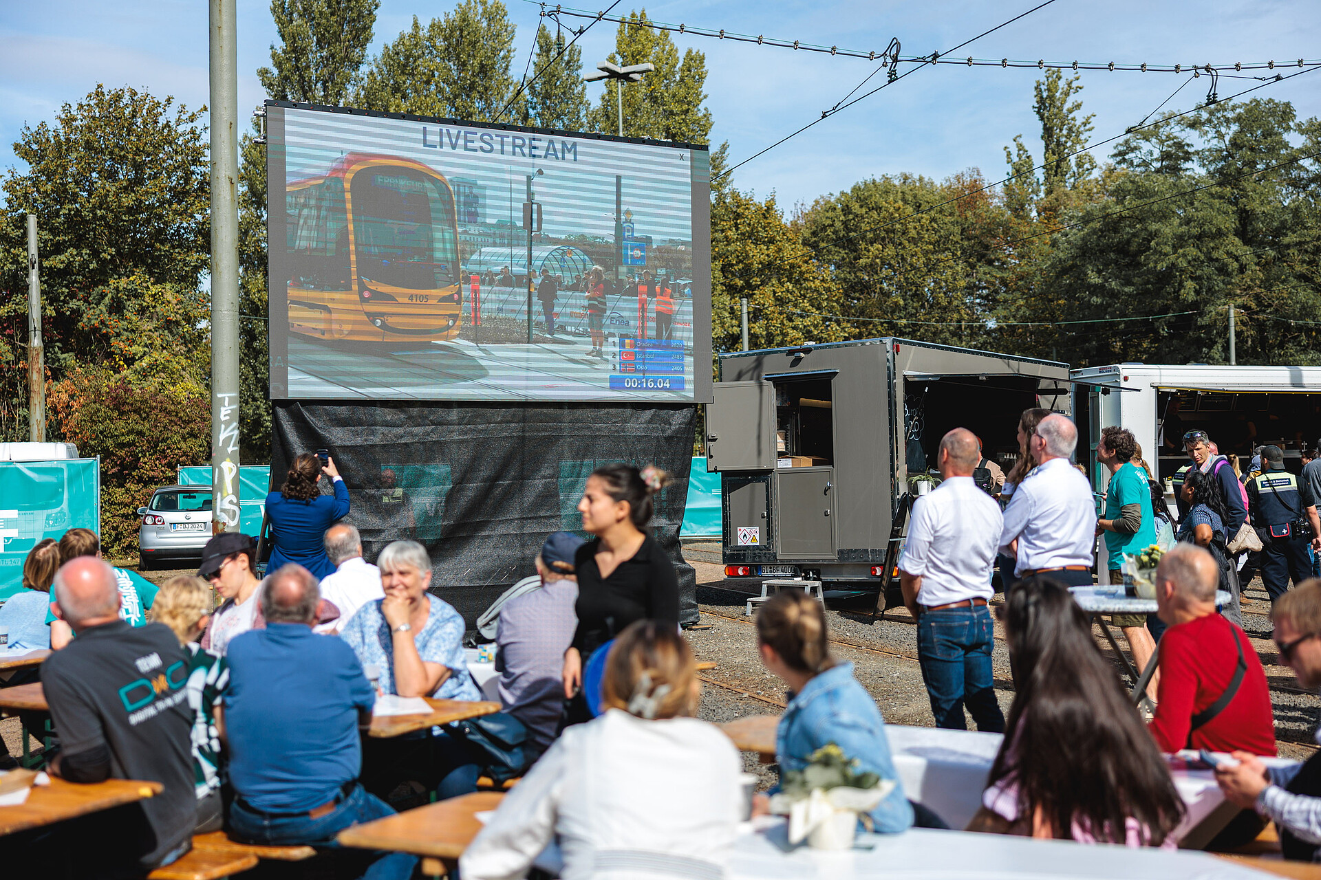 Übertragung der Tram EM auf einer Großbildleinwand auf der 30 Jahre VGF-Feier