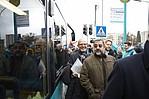 Menschenmenge stehend in der Nähe einer VGF-U-Bahn