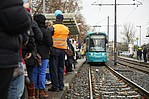 Straßenbahn Linie 16 Sonderfahrt beim Einfahren in die Haltestelle mit stehenden Menschen