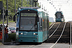 VGF-Bahn beim Fahren auf Schienen