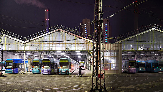 VGF-Fuhrpark bei Nacht mit VGF-Wagen