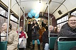 Feiernde VGF-Fahrgäste im Wagon mit VGF-Luftballons